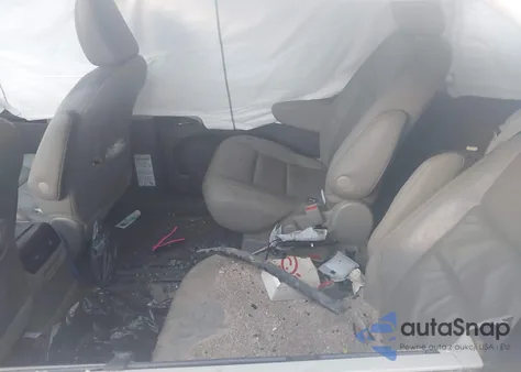 2015 Toyota Sienna Xle Premium 8 Passenger z USA, uszkodzony, nr VIN 5TDYK3DC1FS667913